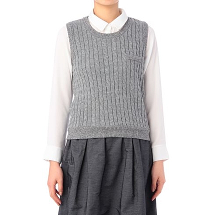 ケーブル編みクルーネックニットベスト