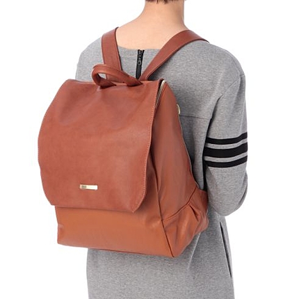 フラップスクエアリュック