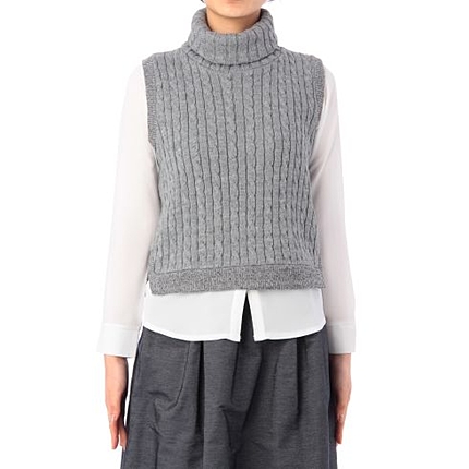 ケーブル編みタートルネックニットベスト