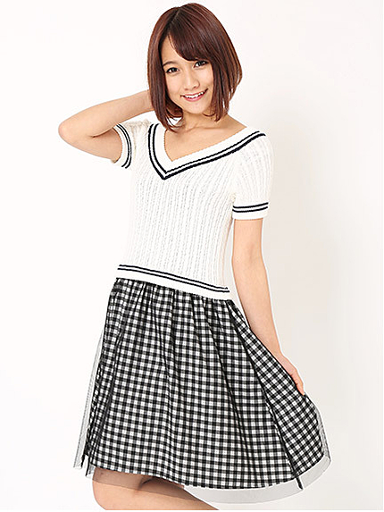 Vネックニットワンピース