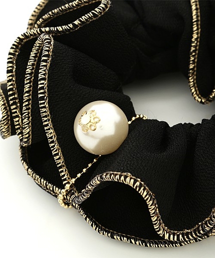 パールチャーム付ラメパイピングシュシュ