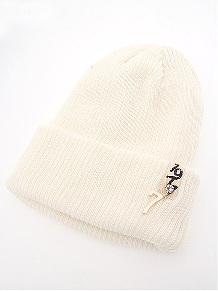 ピンバッジ付きニットキャップ