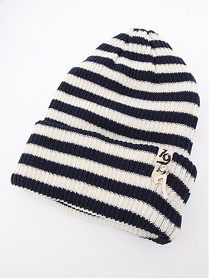 ピンバッジ付きニットキャップ