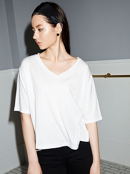 Vネック over Tシャツ