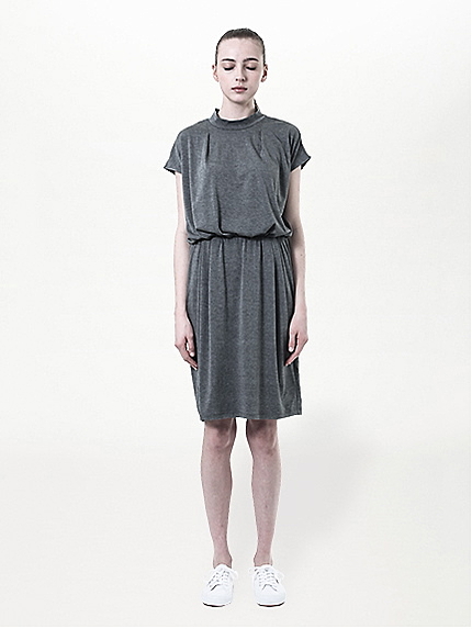 ・ハイネックノースリーブウエストギャザーワンピース