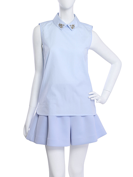 【W】襟ビジューブロードノースリブラウス