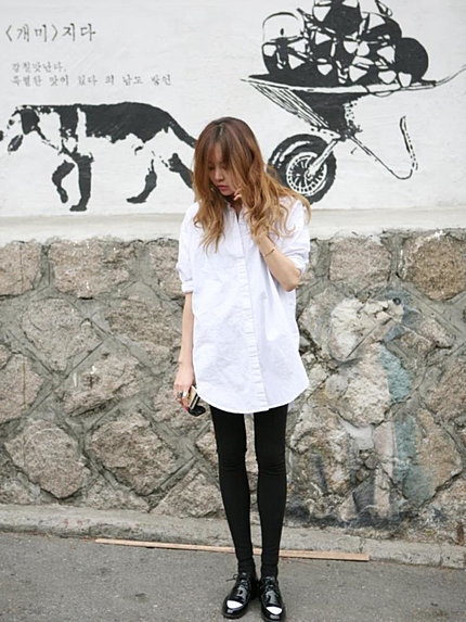 バックトライアングルロゴシャツ