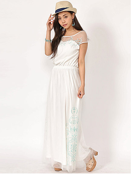 刺繍マキシワンピース