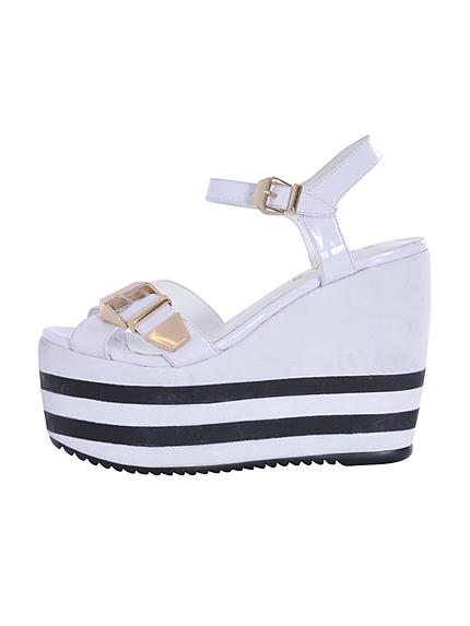 クロスベルトサンダル