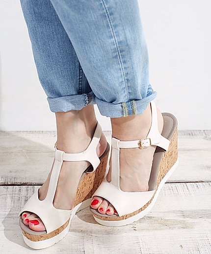 バックルベルトウェッジサンダル