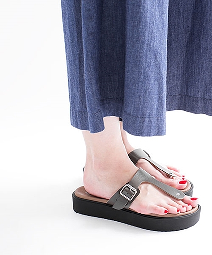 Tストラップサンダル