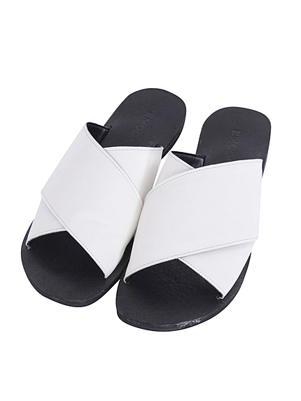 WIDE CROSS SANDAL