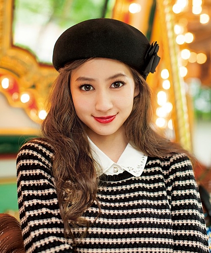 フェミニンボーダーｗｉｔｈビジュー衿ニット