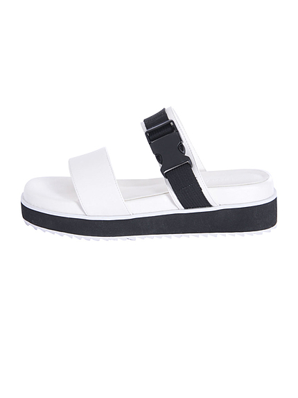 ペタンコサンダル