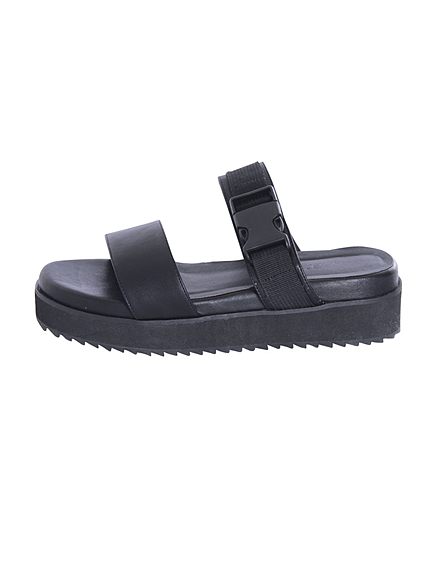 ペタンコサンダル