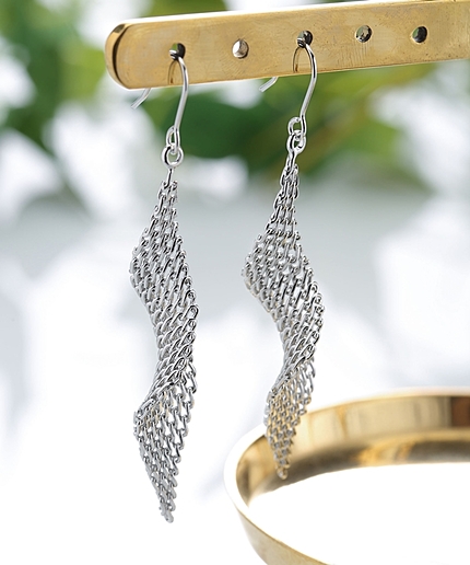 ツイストモチーフピアス