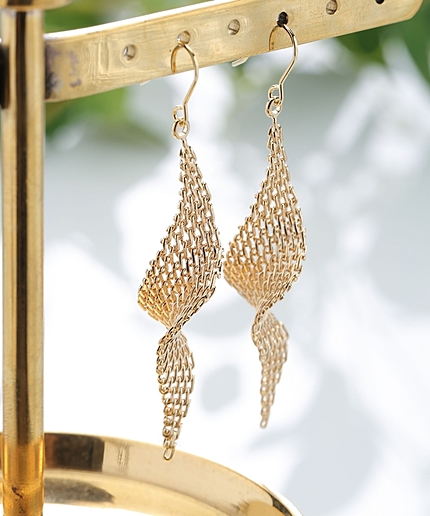 ツイストモチーフピアス