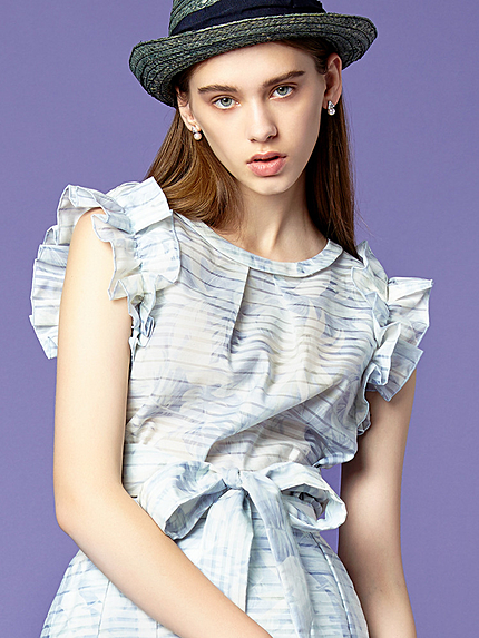 ヴィヨンフリルリーフブラウス