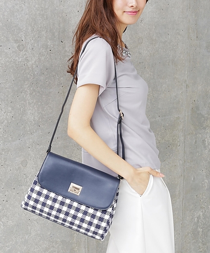 フラップ付ショルダーバッグ