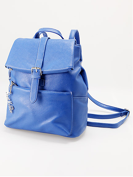 チャーム付きベルトフラップリュック