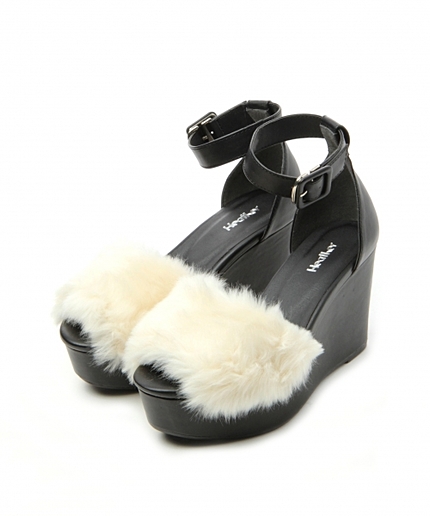 フロントフェイクファーサンダル