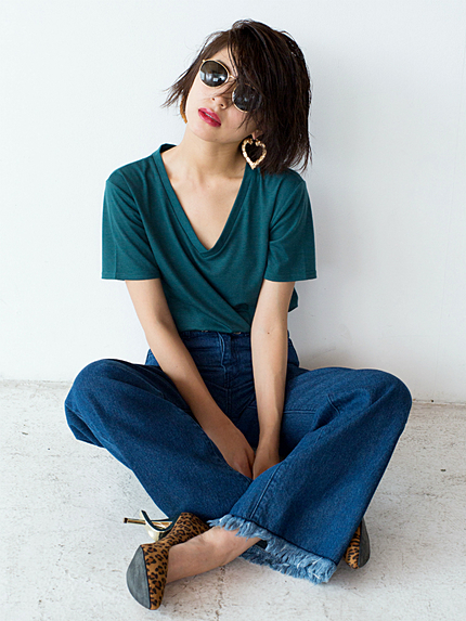 VネックカットTシャツ