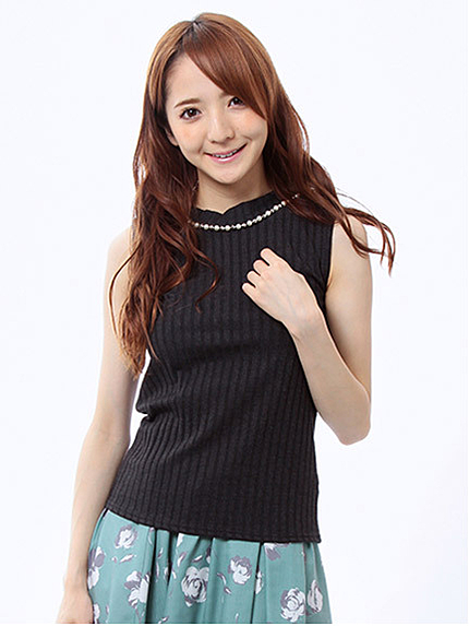 パール付きノースリリブトップス