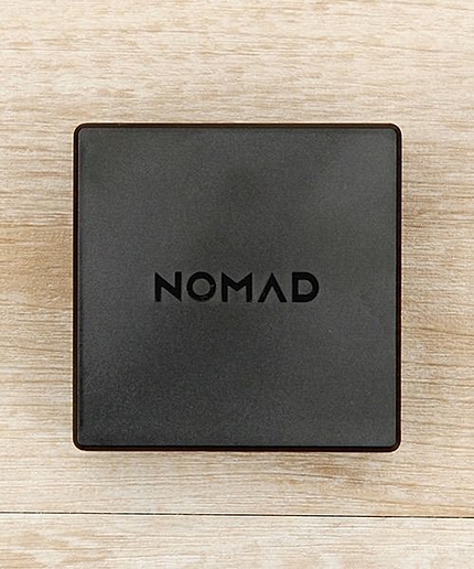 NOMAD PLUS モバイルバッテリー