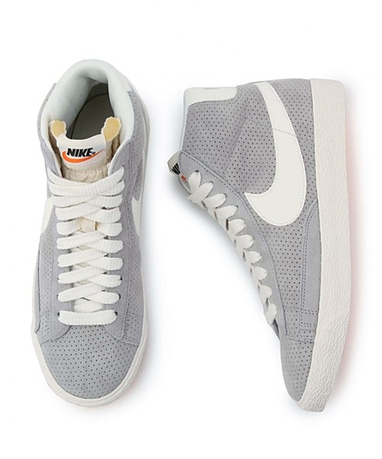 BY NIKE スウェード BLAZER MID スニーカー