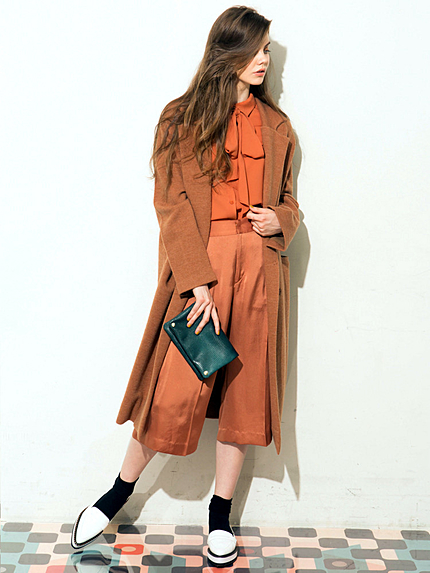 サテンフレアーパンツ