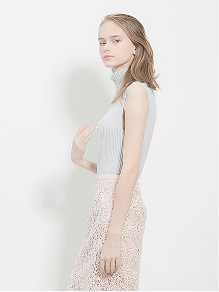 ハイネックノースリーブニット