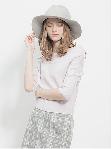 袖ケーブルオフショルニット