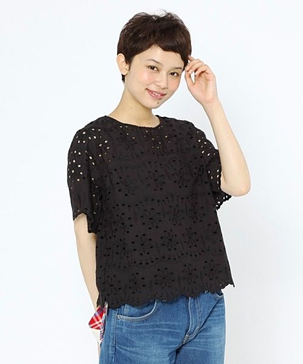 総レース刺繍クルーネックブラウス