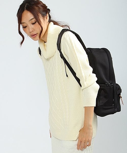 ケーブルタートルネックニット