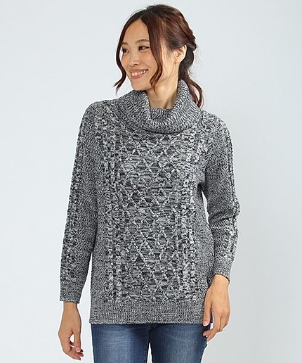 ケーブルタートルネックニット