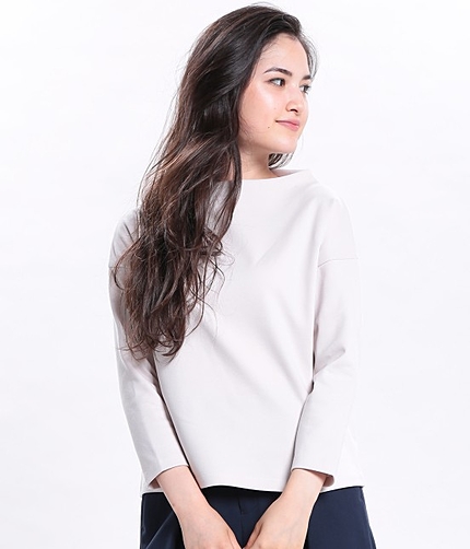 ポンチボトルネックプルオーバー