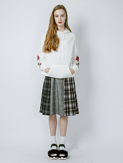 袖フラワー刺繍パーカー