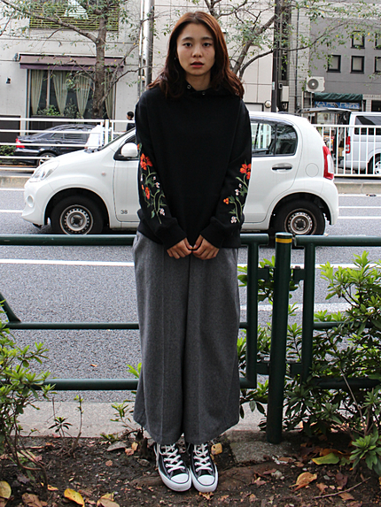 袖フラワー刺繍パーカー