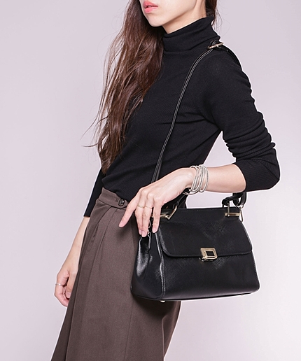 フラップ付ショルダーバッグ