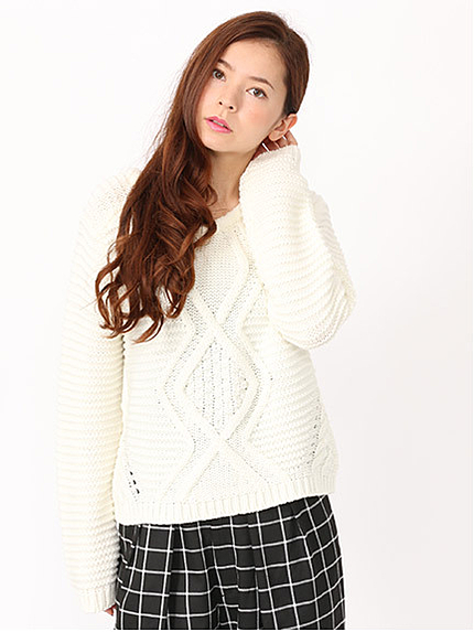 ケーブル編みプルオーバー