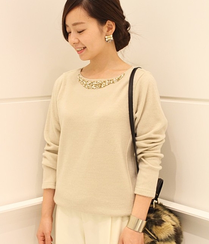 【先行予約】 衿ぐりパールビジューニットプルオーバー