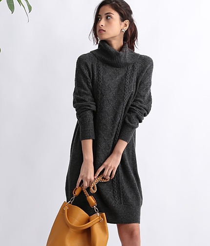 ケーブル編みタートルネックニットワンピース