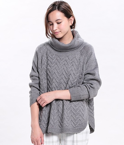 ポンチョ風ケーブルニット