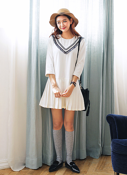 ボヘミアンVラインデザインプリーツワンピース・全2色・e45379