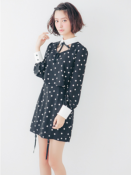 デコルテホールワンピース