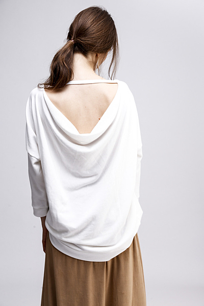 バックオープンスウェットプルオーバー