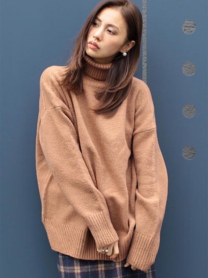 タートルネックルーズニット