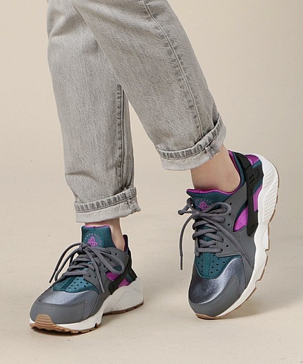 BY NIKE womens AIR HUARACHE スニーカー
