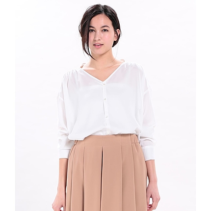 バックサテンVネックルーズブラウス