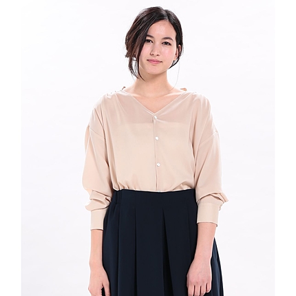 バックサテンVネックルーズブラウス